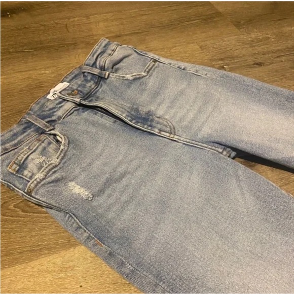 ZARA • High Waist Frayed Jeans - Picture 2 of 4